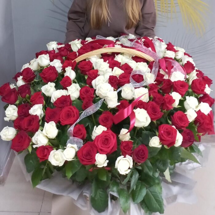 201 роза в корзине