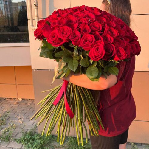 Величественный букет из 101 длинной красной розы — символ страсти и вечной любви