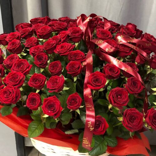 🌹101 роза в корзине — элегантный и роскошный подарок, который подчеркнёт ваши чувства. ✨