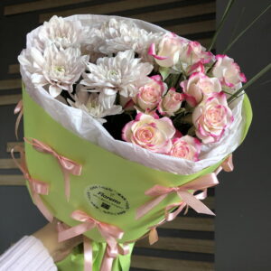 Букет из кустовой розы с бантиками🌸